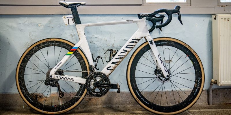 Zo ziet de fiets van Mathieu van der Poel eruit ná Parijs-Roubaix