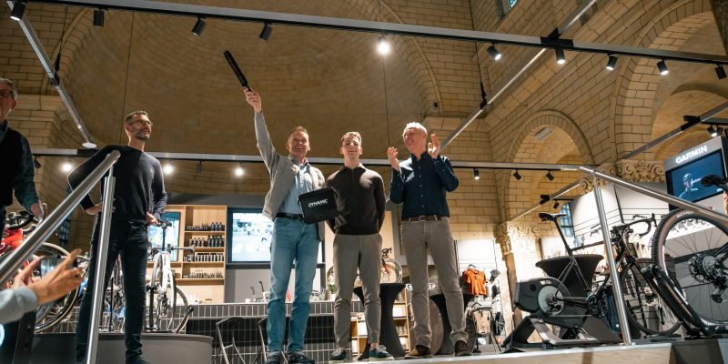 Adrie van der Poel ‘zegent’ nieuwe fietswinkel in voormalige kerk