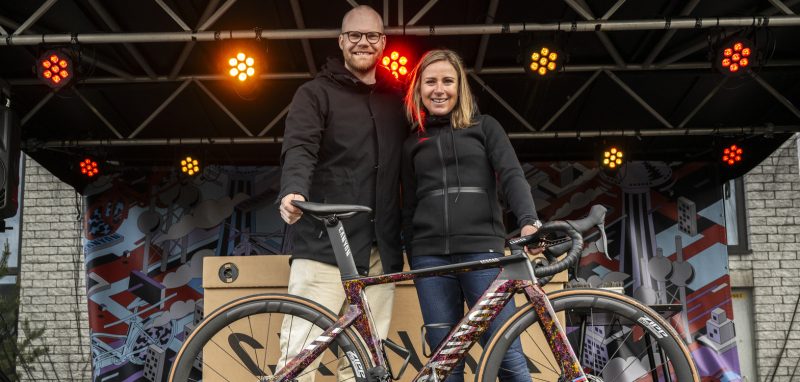 Annemiek van Vleuten krijgt bijzondere Aeroad CFR cadeau van Canyon