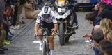 Chaos in openingstijdrit Ronde van het Baskenland: Roglic rijdt verkeerd, Evenepoel komt ten val