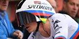 Verwarring alom in Baskenland: Evenepoel rijdt niet meer met verboden ‘helmsok’, Roglic wel