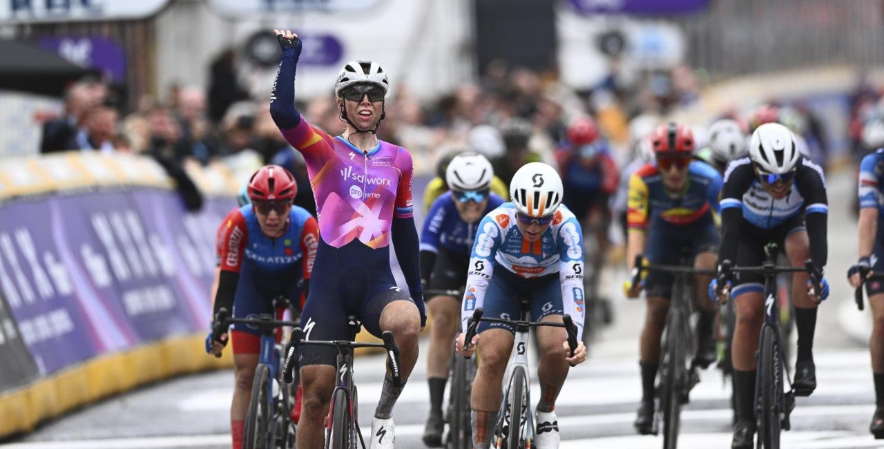 Vier op een rij! Lorena Wiebes opnieuw de snelste in Scheldeprijs