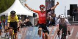 Tom Pidcock sprint nu wél naar de winst in Amstel Gold Race, bijrol voor Van der Poel