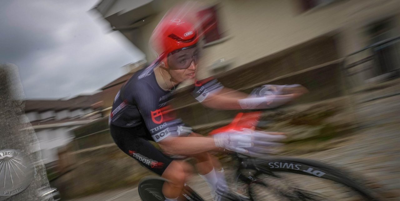 Wat een stunt! Maikel Zijlaard snelt naar eerste profzege in proloog Ronde van Romandië