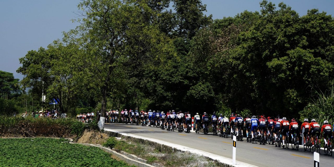 Eenling blijft peloton nipt voor in Tour of Thailand