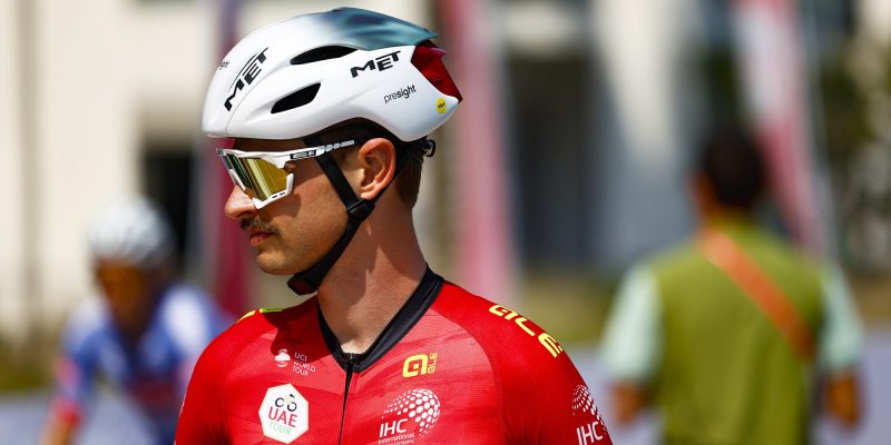 Jay Vine moet zes weken nekbrace dragen na crash in het Baskenland, maar krijgt ook goed nieuws