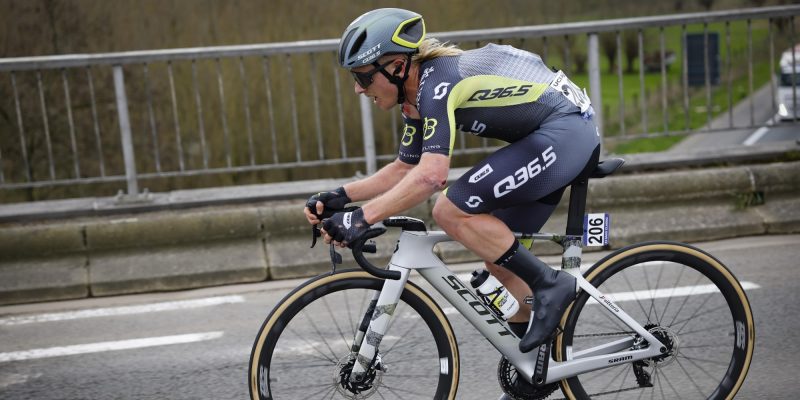 Cyrus Monk bereikt wielerbaan als allerlaatste na dag vol pech: “Parijs-Roubaix is als The Hunger Games”