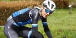 Anneke Dijkstra (VolkerWessels) op het podium in Franse eendagskoers Pointe du Raz Ladies Classic