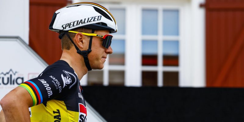 Remco Evenepoel traint voor het eerst buiten na zware val: “On my way back”