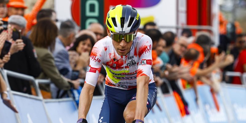 Meintjes wint door zware val overschaduwde rit in het Baskenland, Skjelmose nieuwe leider