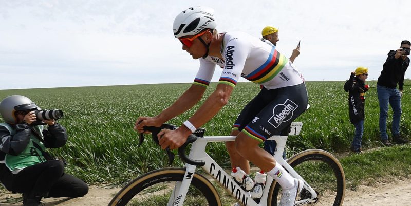 Liveblog Parijs-Roubaix 2024 – Reacties op bizarre solozege Van der Poel