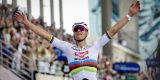 Mathieu van der Poel wint Parijs-Roubaix in regenboogtrui: “Als kind nooit over durven dromen”