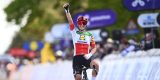 Elisa Longo Borghini is te sterk voor Demi Vollering en wint solo de Brabantse Pijl