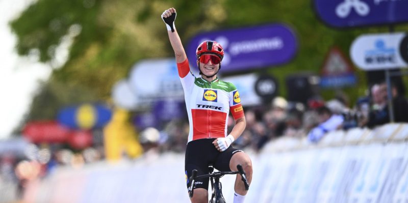 Elisa Longo Borghini is te sterk voor Demi Vollering en wint solo de Brabantse Pijl