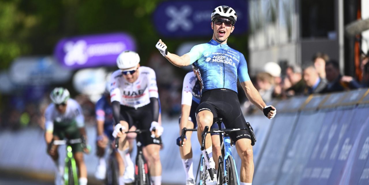 Benoît Cosnefroy klopt Teuns en Wellens in Brabantse Pijl, late aanval Marijn van den Berg strandt