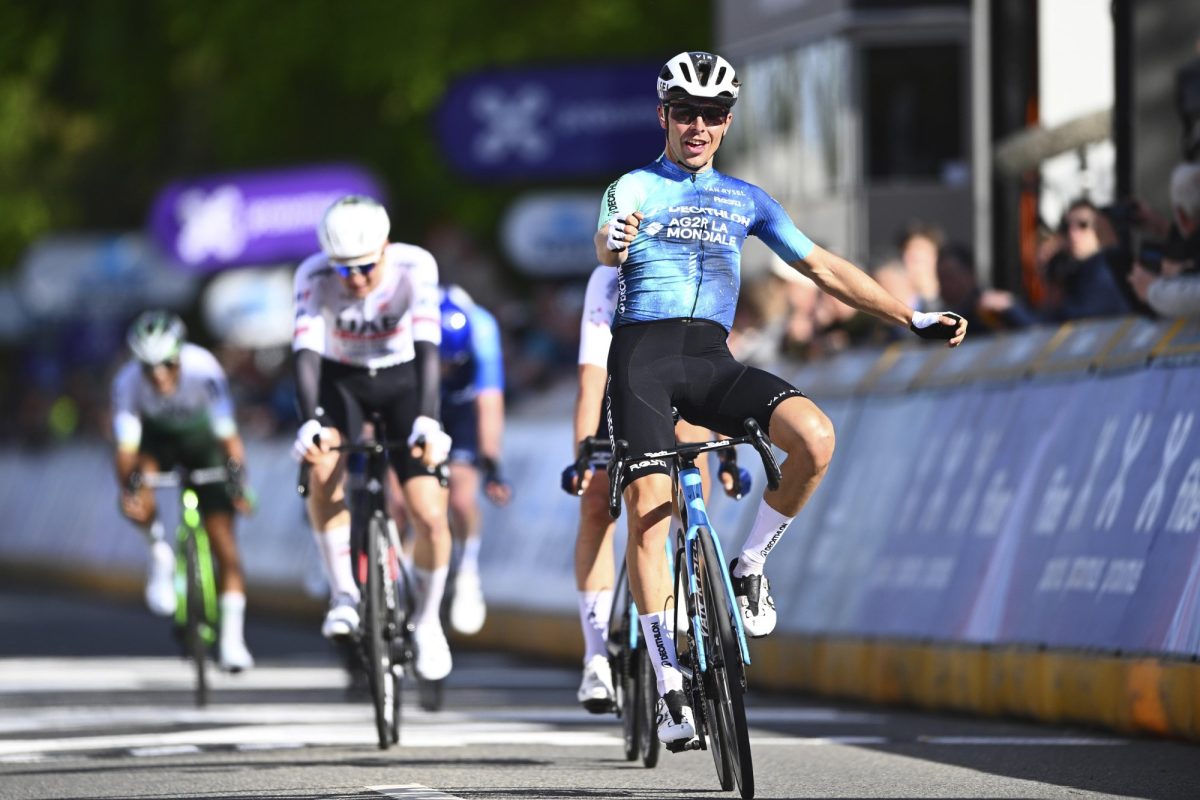 Benoît Cosnefroy klopt Corbin Strong en Rudy Molard in de sprint en wint Tour du Finistère
