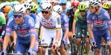 Zien: hoofdschuddende Van der Poel springt in finale over terugkaatsende bidon van Marijn van den Berg