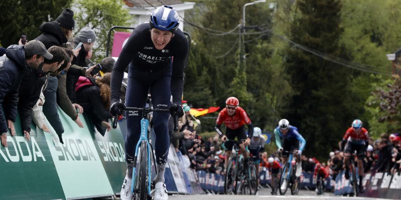 Stephen Williams wint gedenkwaardige Waalse Pijl: “Hou ervan om in dit weer te koersen”