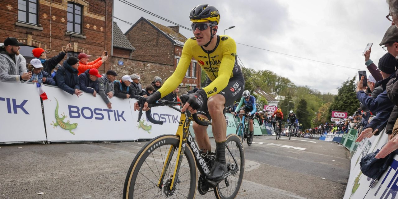 Tim van Dijke verricht in barre Waalse Pijl berenwerk voor Benoot: “Laat hem niet in de steek”