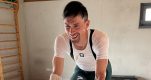 Primoz Roglic zit alweer (lachend) op de fiets na zware crash in het Baskenland