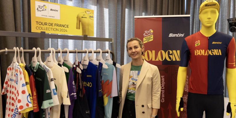 Santini presenteert outfit in kleuren van Bologna FC vanwege etappefinish in de Tour