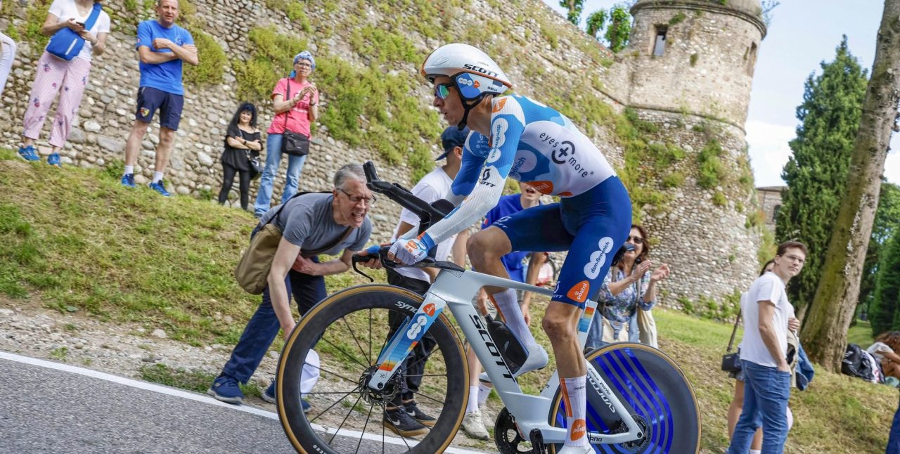 Romain Bardet ‘beetje teleurgesteld’ na tijdrit: “Maar er is nog veel om voor te koersen”