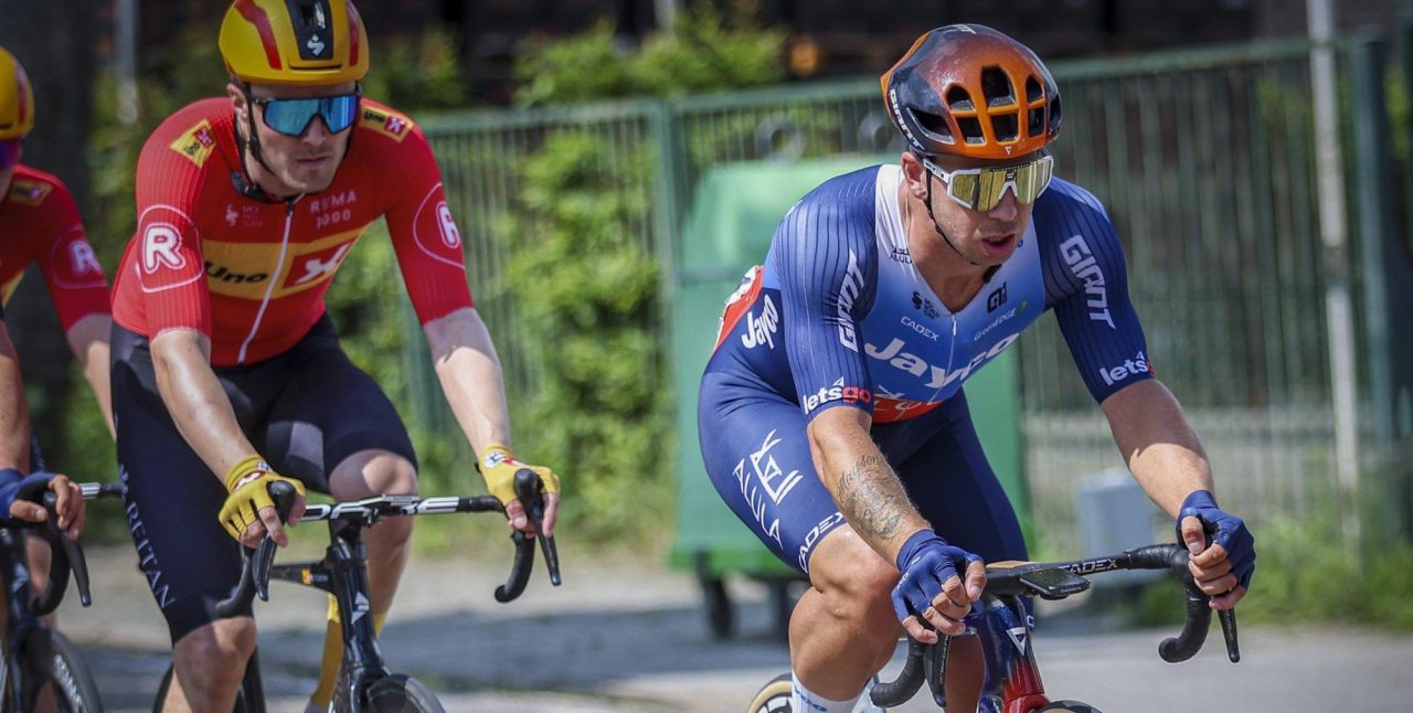 Dylan Groenewegen boekt zege in aanloop naar Tour: “Het was erg hectisch”