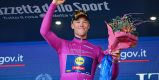 Giro 2024: Jonathan Milan krijgt onwelkom bezoek van fan tijdens materiaalpech