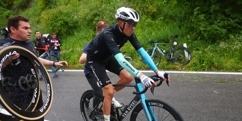 Materiaalpech verhinderde top-10 in tijdrit voor Ben O’Connor: “Ik verloor zo’n halve minuut”