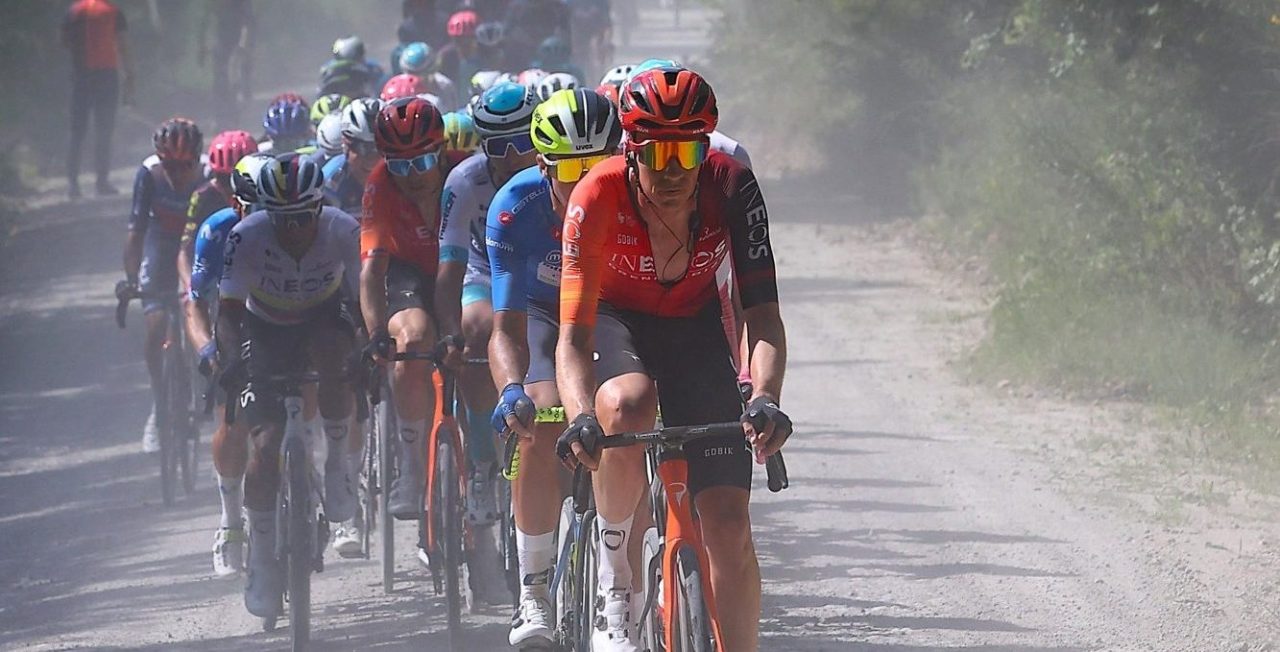 Giro 2025: Thymen Arensman kent pech in kansrijke positie tijdens gravelrit