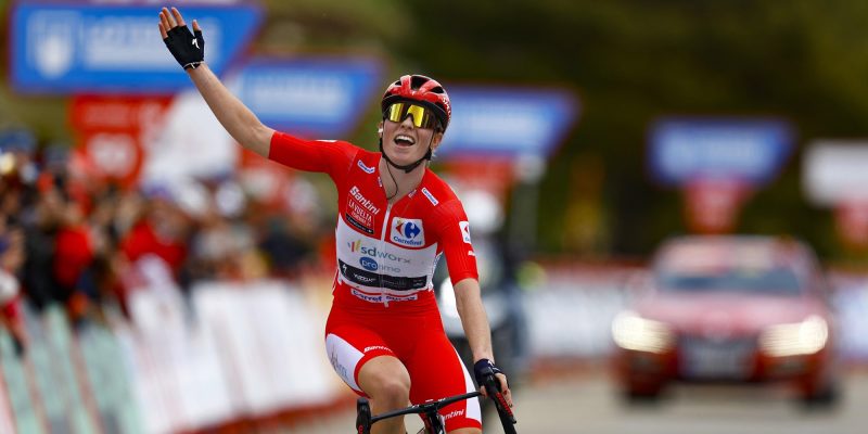 Demi Vollering imponeert met ritzege en eindoverwinning in La Vuelta Femenina, Riejanne Markus tweede in eindstand