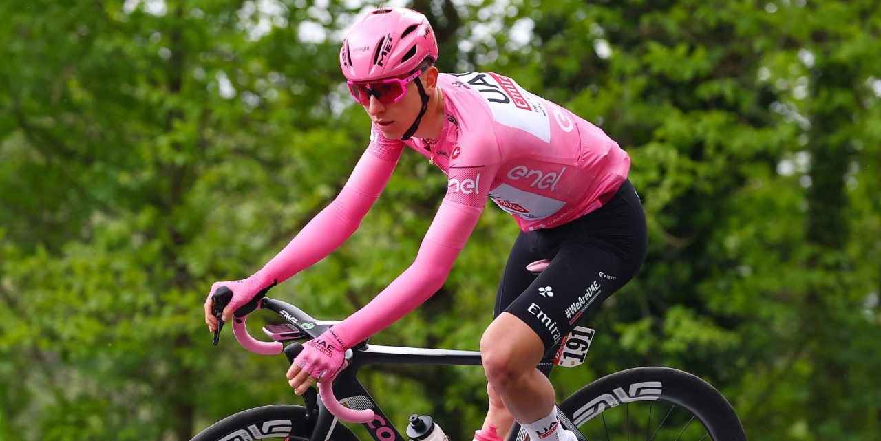 Tadej Pogacar beleefde interessante dag: Hoog tempo in het peloton