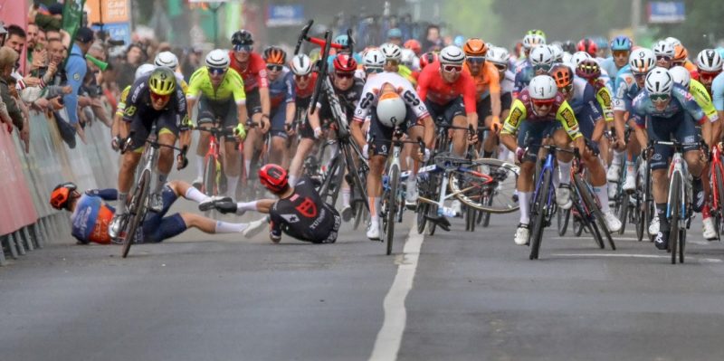 Geen breuken voor Campbell Stewart na horrorcrash in Ronde van Hongarije