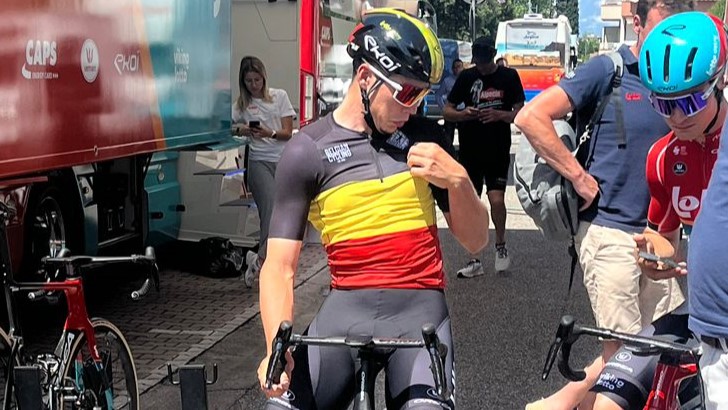 Wachten op tricolore van de ploeg: Arnaud De Lie traint nog altijd in podiumshirt