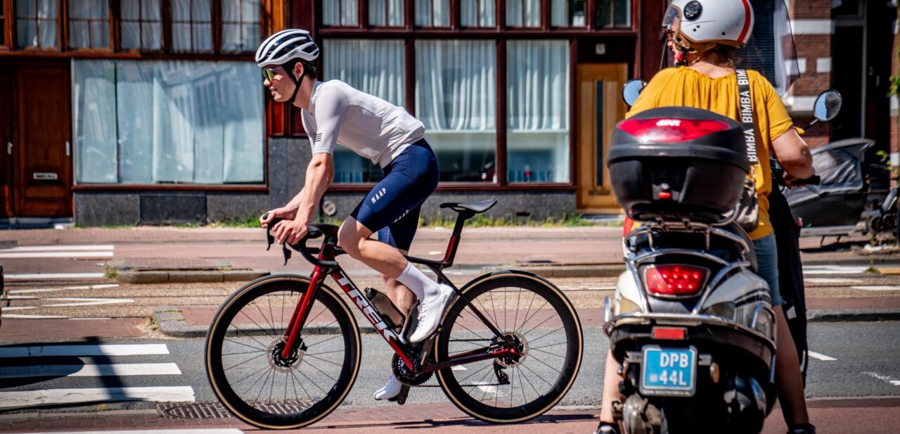 Snelle fietsers en uiteenlopende regels vergroten kans op rotonde-ongeval