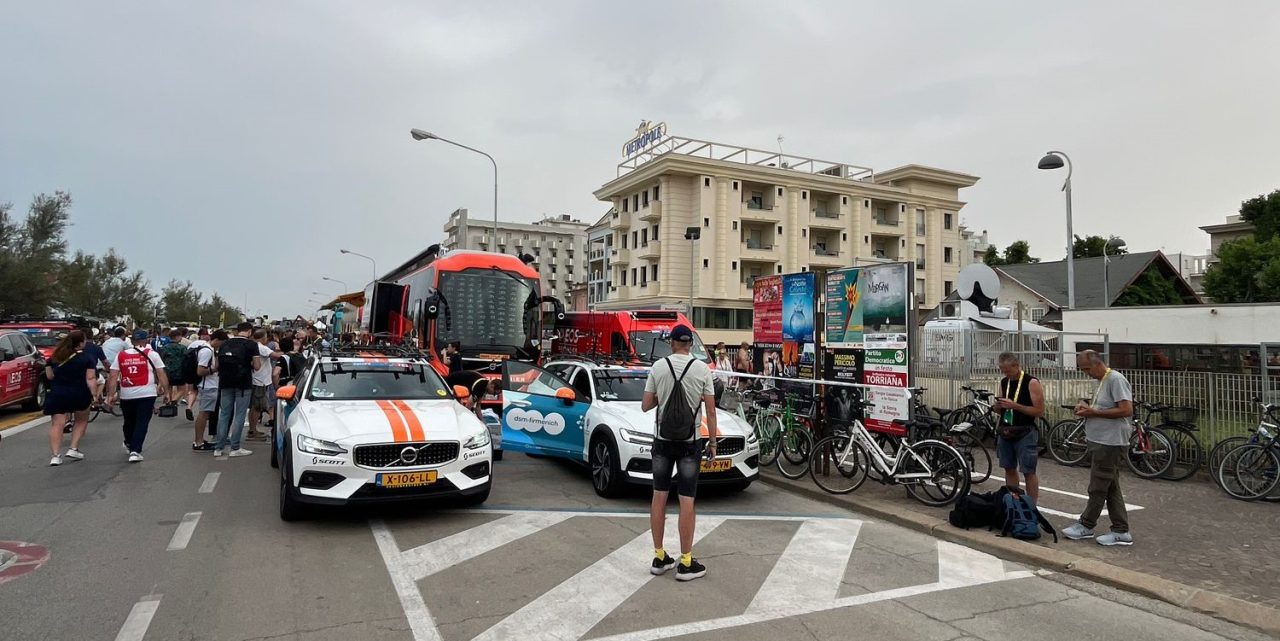 Tour 2024: Renners dsm-firmenich PostNL moeten het zonder ploegbus stellen