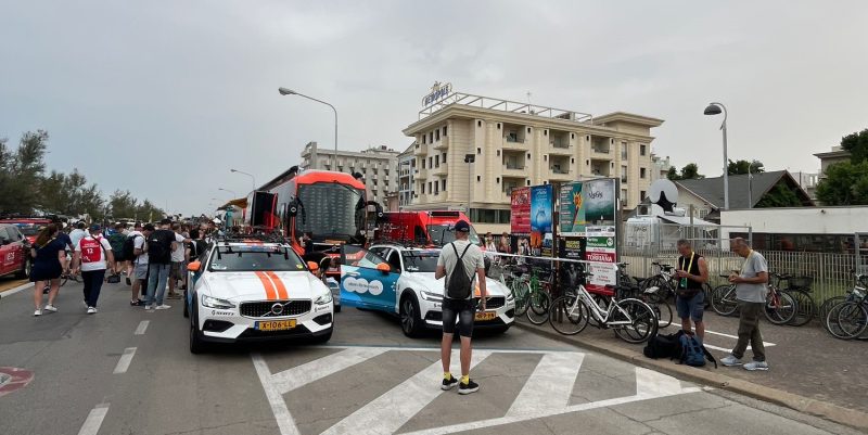 Tour 2024: Renners dsm-firmenich PostNL moeten het zonder ploegbus stellen