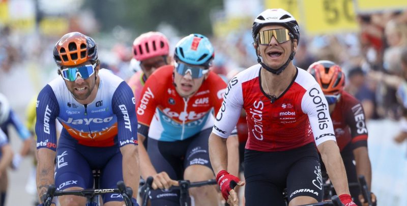 Bryan Coquard sprint naar zege in Ronde van Zwitserland, kettingprobleem nekt De Lie