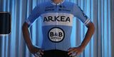 Tour 2024: Arkéa-B&B Hotels eert Bianchi met speciaal celeste tenue op presentatie