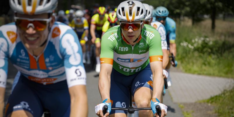 Casper van Uden ging sprint bewust van zeer ver aan: “Gelukkig kon ik de rest voorblijven”