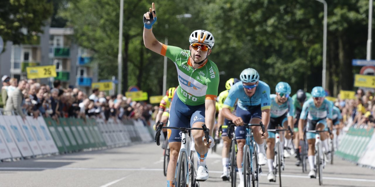 Casper van Uden sprint na waaierspektakel naar tweede ritzege in ZLM Tour
