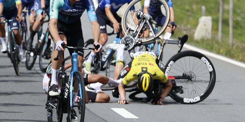 Wilco Kelderman tegen de grond in Zwitserland na ongelukkige val Isaac Del Toro