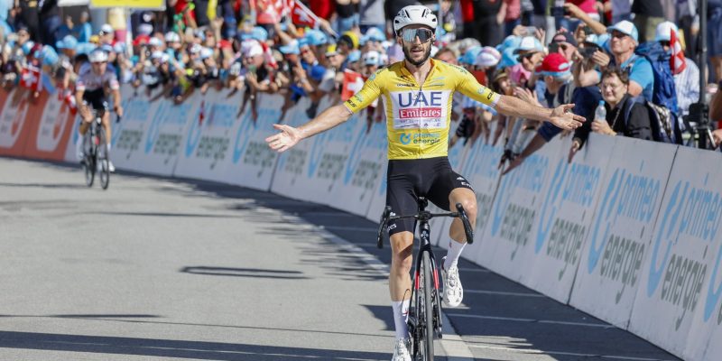 UAE Emirates boven in Zwitserland: Adam Yates zet leiderstrui in de verf na sterk ploegwerk Almeida