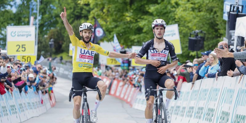 UAE Emirates domineert weer met een-tweetje in Zwitserland, Almeida schenkt zege aan Yates
