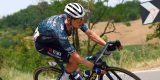 Tour 2024: Wilco Kelderman gevallen op schouder, arm en knie in eerste etappe