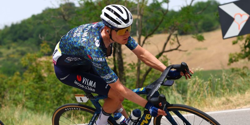 Tour 2024: Wilco Kelderman gevallen op schouder, arm en knie in eerste etappe