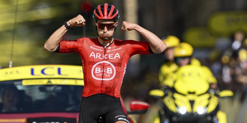 Tour 2024: Vroege vluchter Vauquelin soleert naar zege in Bologna, offensieve Pogacar pakt het geel