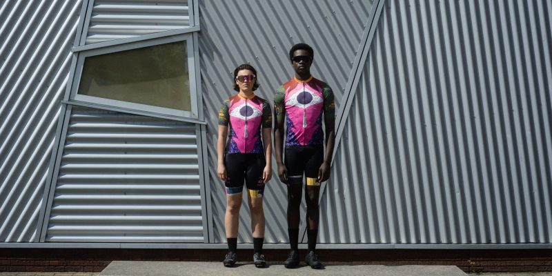 Protest Sportswear en kunstenaar Jamel Armand knallen met unieke limited edition fietskledingset