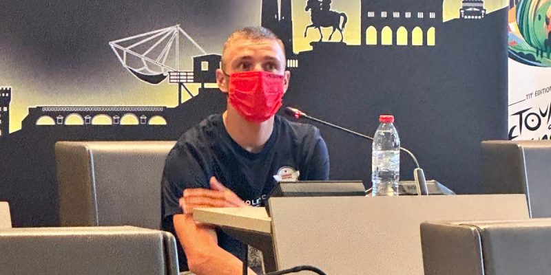 Ook Remco Evenepoel draagt uit voorzorg mondmasker: “Wil niet dat de Tour eindigt zoals de vorige Giro”
