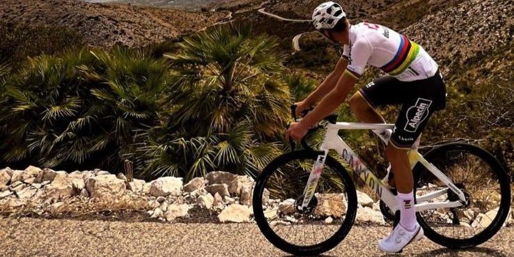 Mathieu van der Poel deelt sneak preview van kleurrijkere Canyon Aeroad